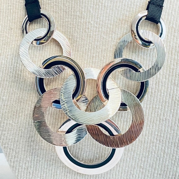 NRT Bib Choker Necklace Silver Tone Intertwined Rings And Ribbons - Picture 5 of 10